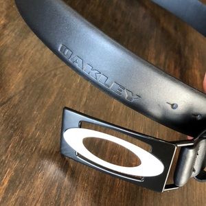 NWOT Black Oakley belt